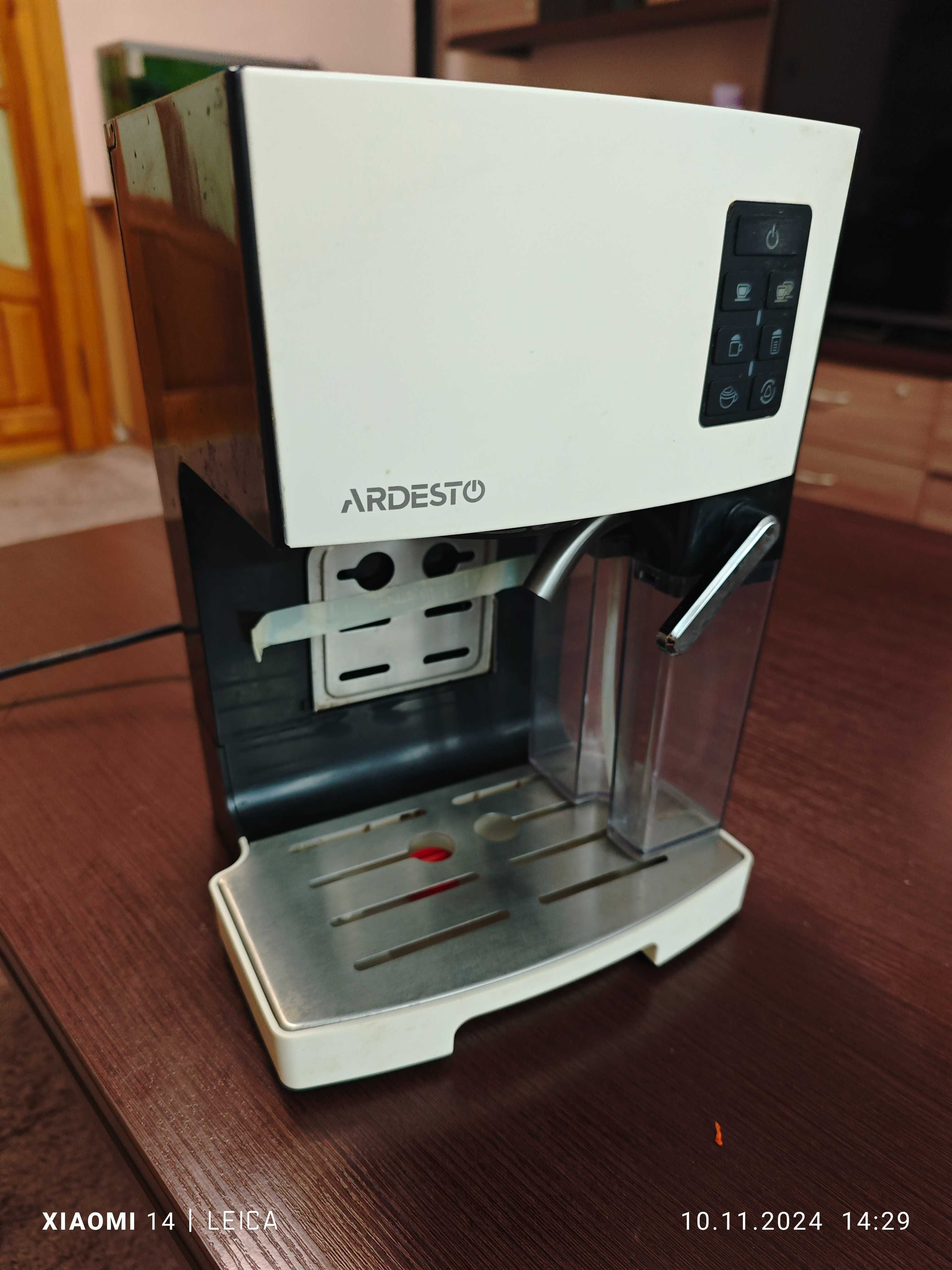 Кавоварка ріжкова з автокапучінатором Ardesto ECM-EM14S