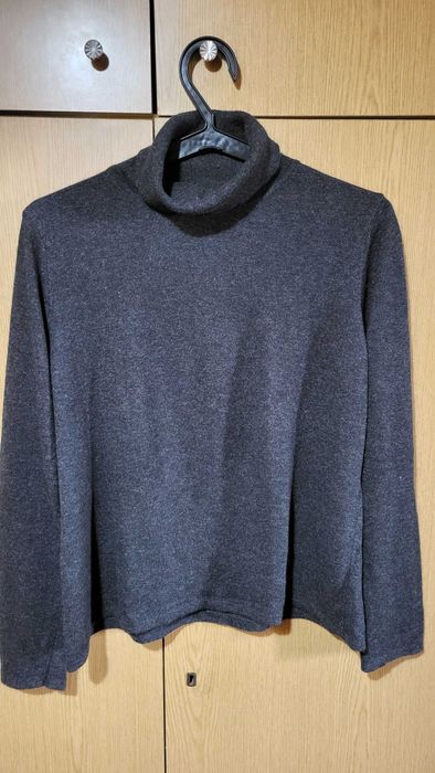 Bardzo milutki i mięciutki sweterek damski typu golf