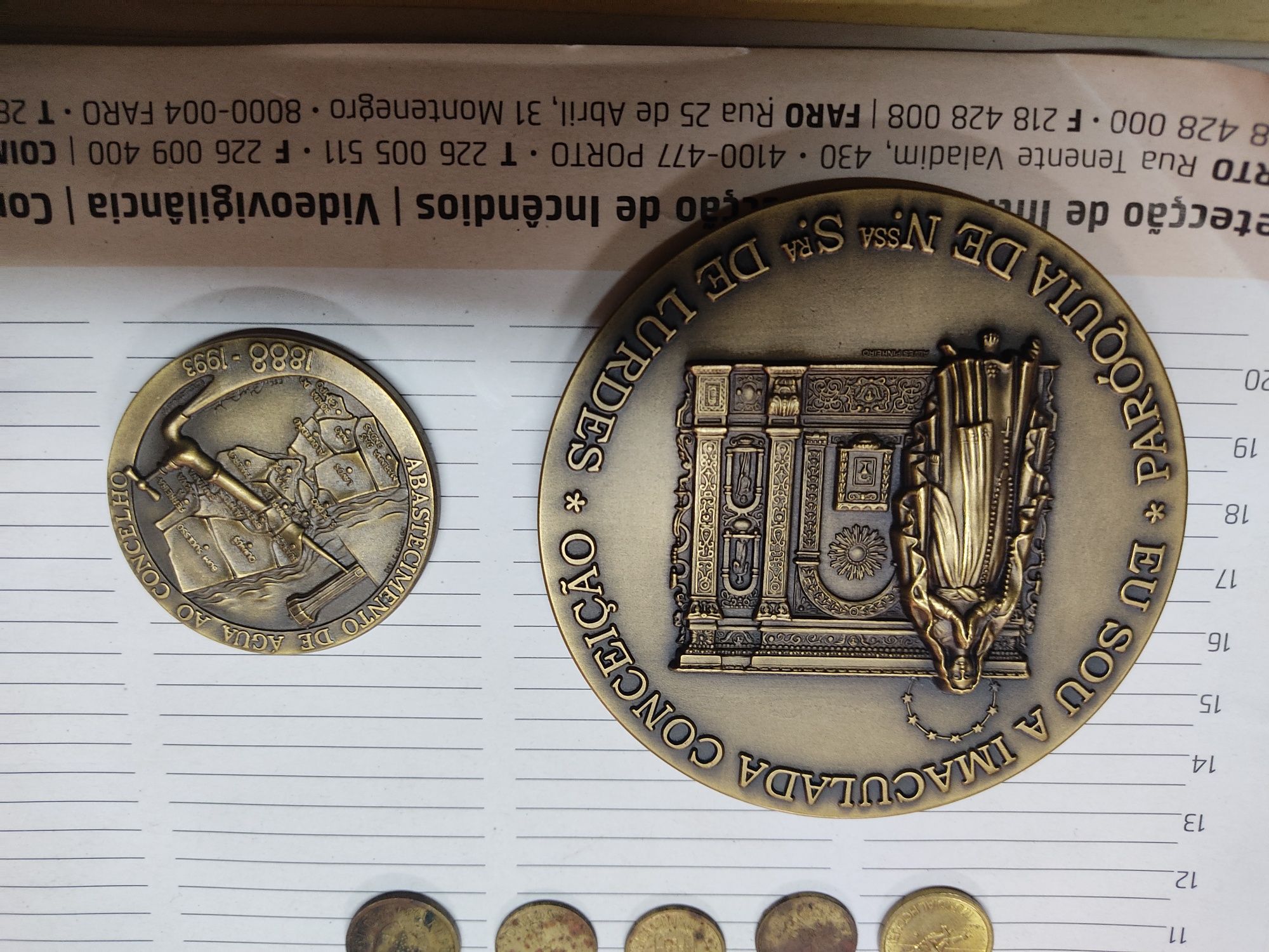 Coleção de moedas e medalhões antigos