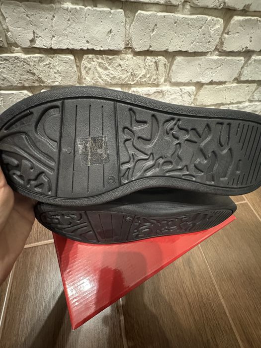 Кросівки жіночі