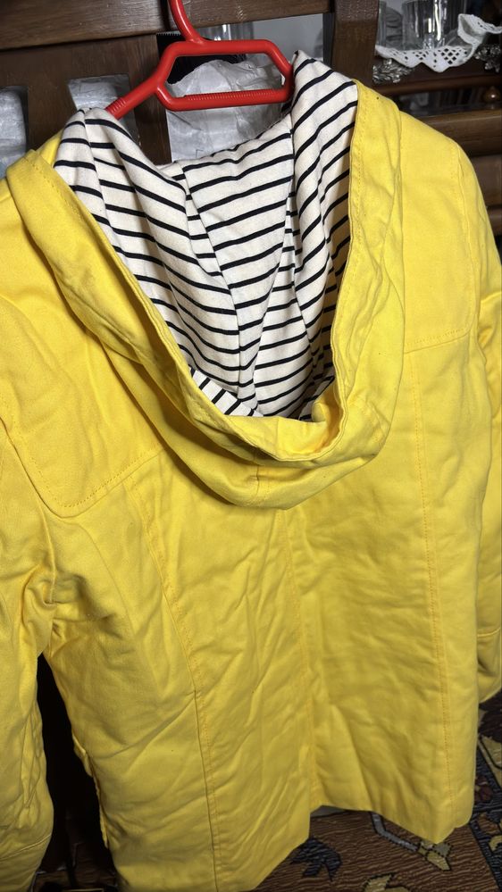 Casaco amarelo com capuz