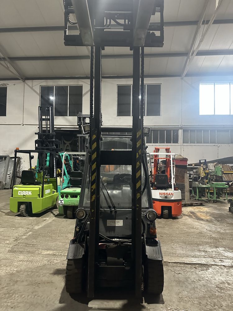 Empilhador linde eletrico de 2500 kgrs com deslocador lateral e garfos