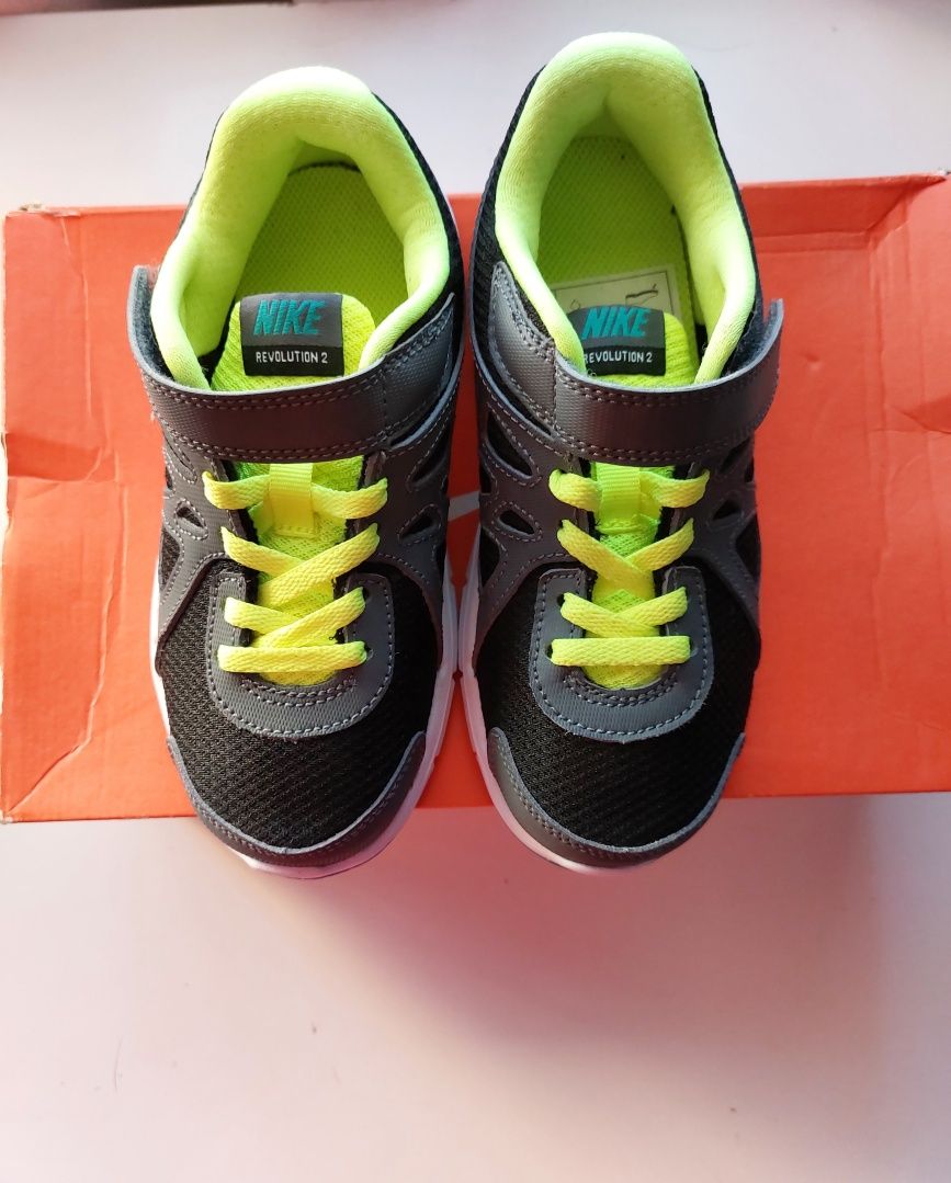 Sapatilhas Nike Revolution 2 (amarelo flurescente/azul marinho/preto)