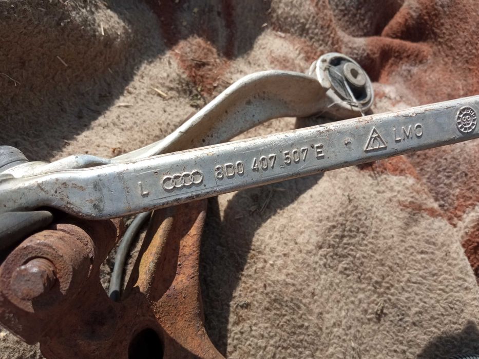 Кулак поворотний цапфа Audi A6 C5 Volkswagen Passat B5 8D0407257AD