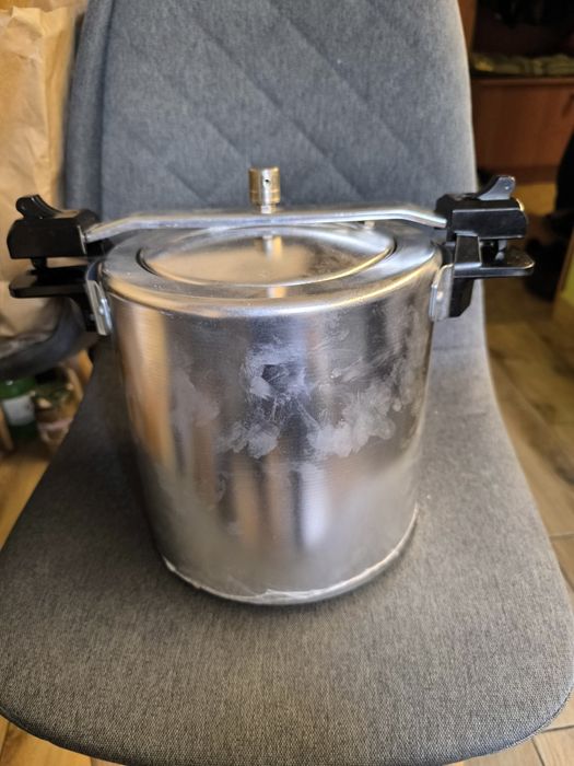 Szybkowar aluminiowy o pojemności 8L