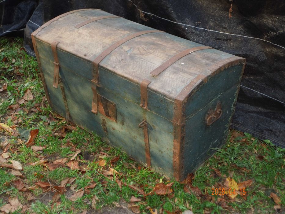 Drewniany stary kufer z okuciami