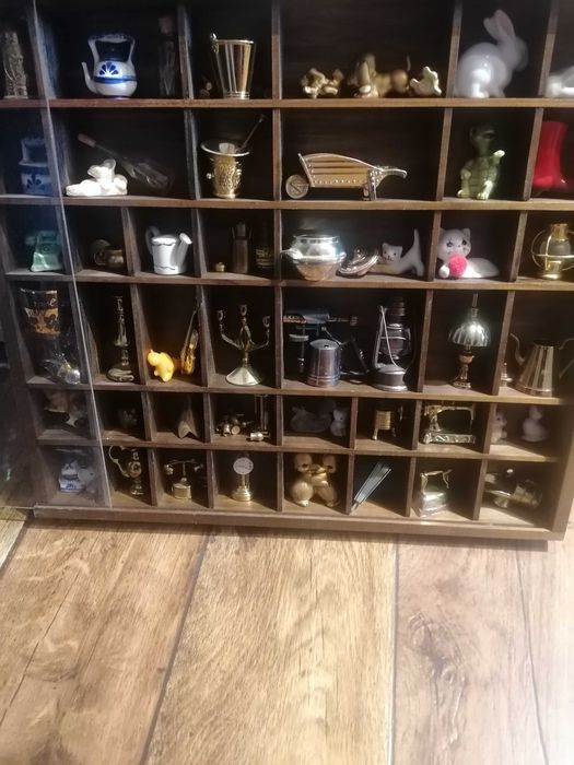 Półka drewniana z bibelotami