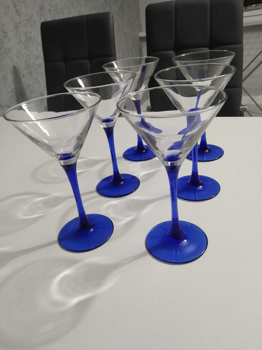 Sześć kieliszków do martini