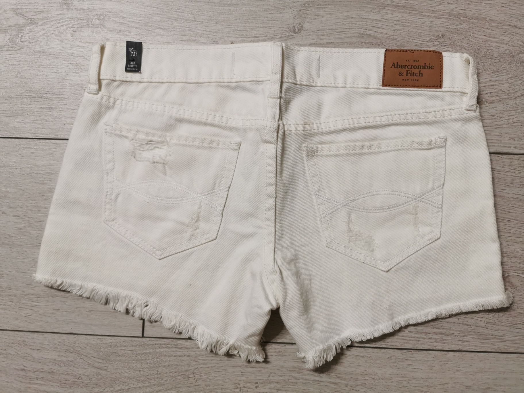 Szorty Abercrombie & Fitch W24 – białe, modne, z metką!