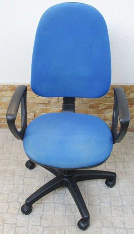 Cadeira de Escritório azul com rodas