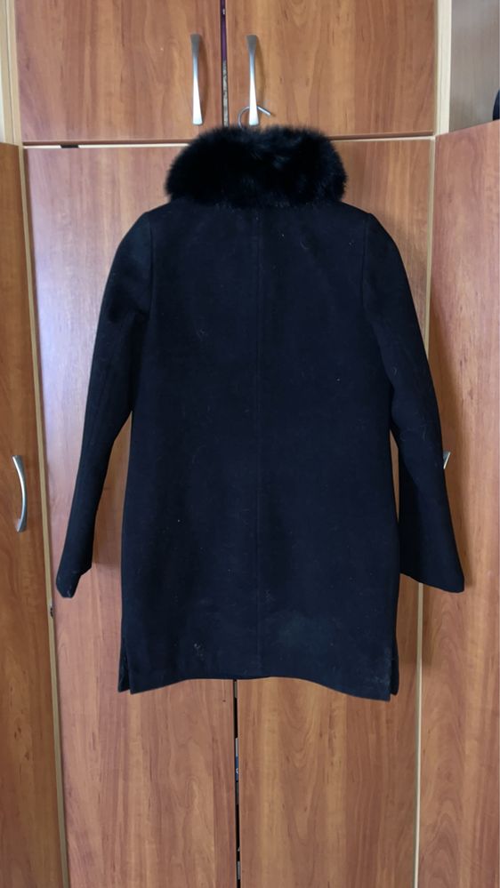Зимове чорне пальто з перлинами та хутром