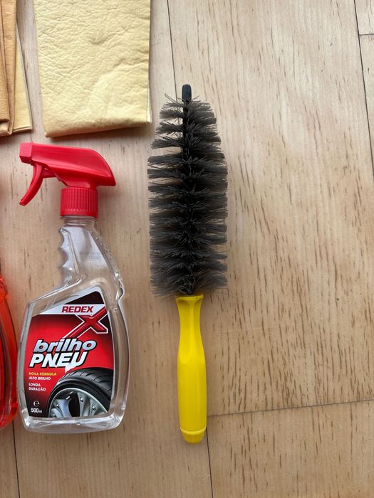 Kit / Conjunto de material de limpeza automóvel (Interior e exterior)