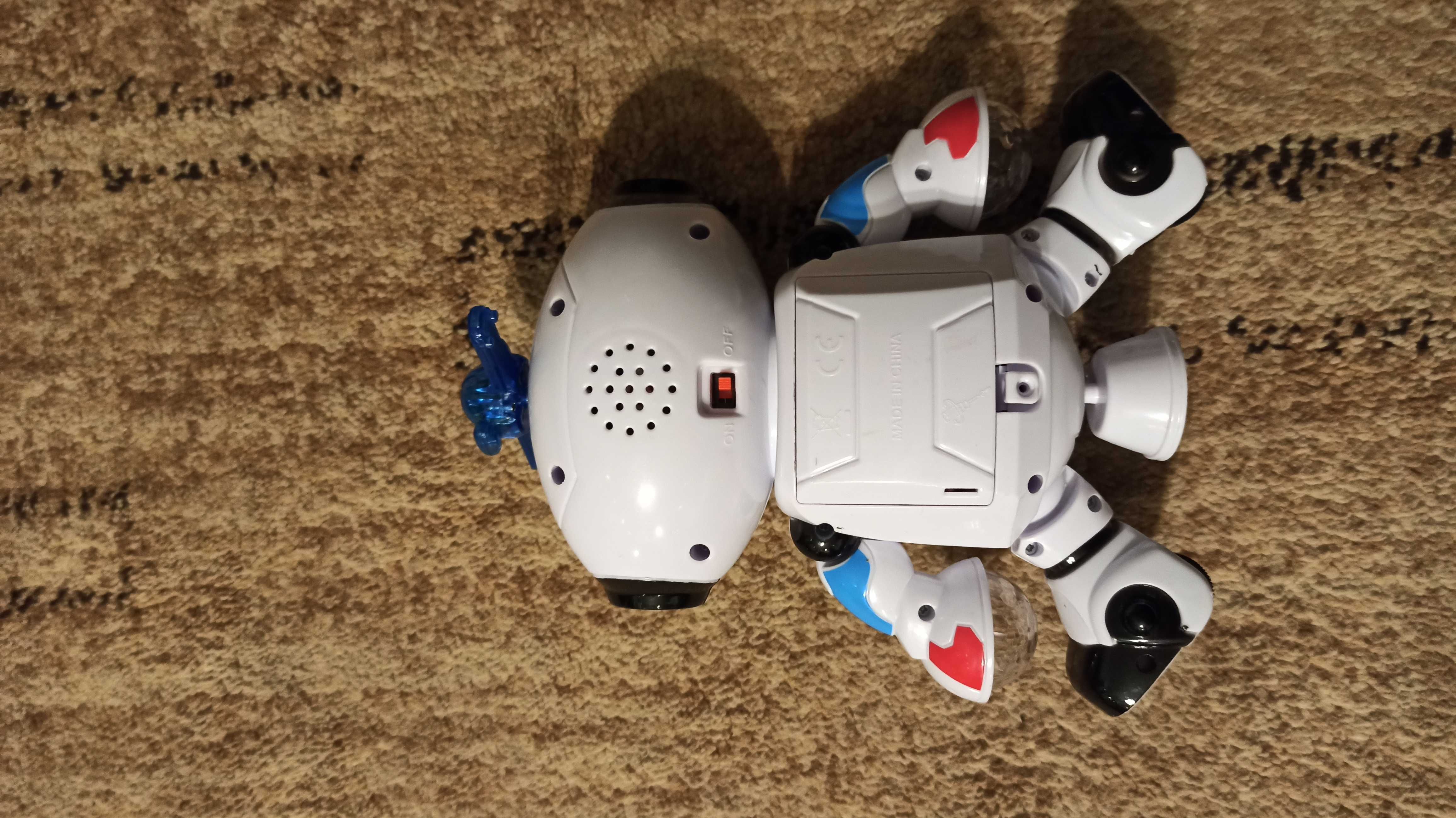 Robot grający, śpiewający i jeżdżący