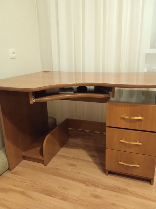 Продам комп'ютерний стіл б/у в гарному стані