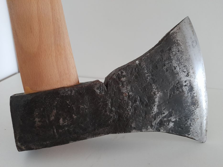 Stara siekiera ręcznie kuta