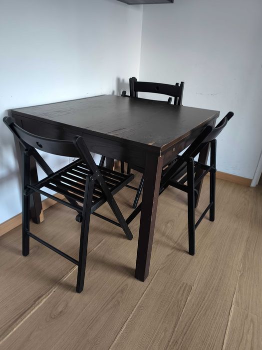 Mesa interior extensível com cadeiras