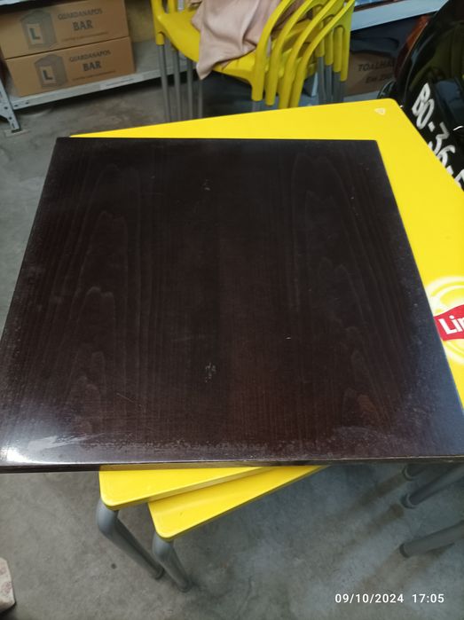 Tampos de mesa em madeira