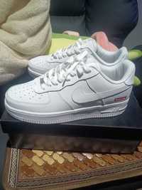 Supreme x Nike Air Force 1 White Sneakers Rozmiar 42