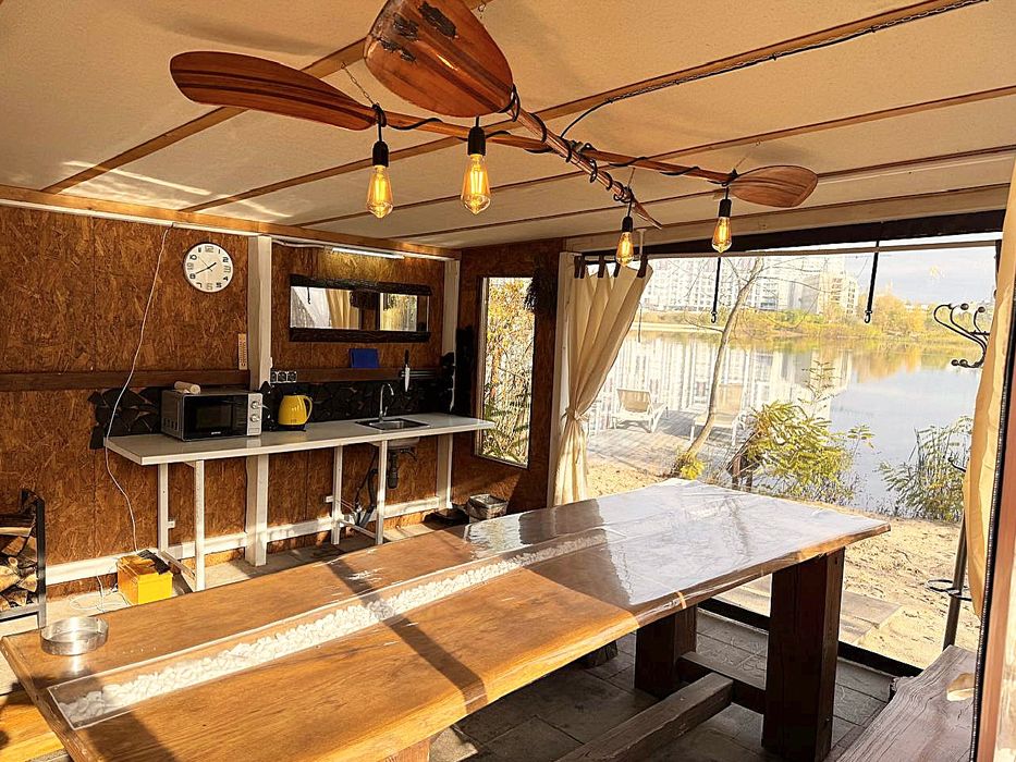 Тепла бесідка. Чан. Здається на Новий Рік.