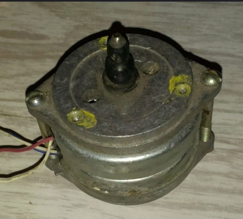 Двигатель для проигрывания виниловых дисков. ДСК-50.