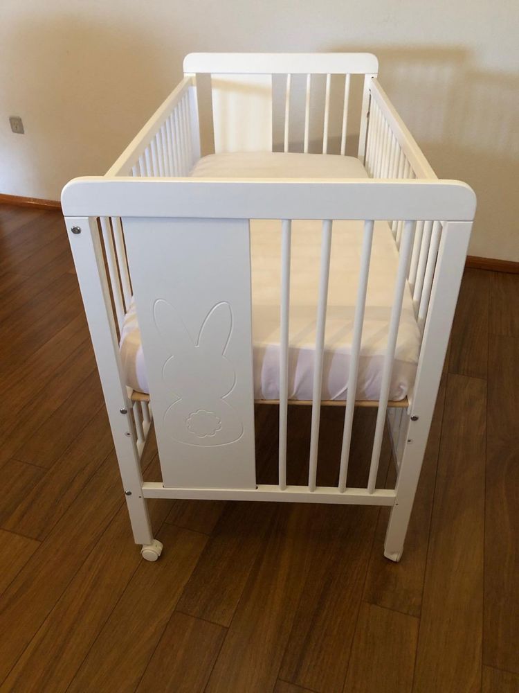 Cama de grades com colchão viscoelástico