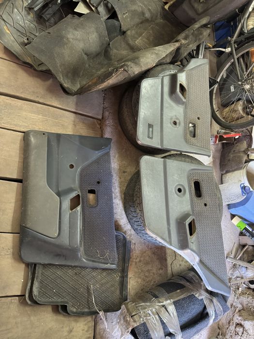 Продам задні пружини піввісь дверні карти на Ford escort orion mk4