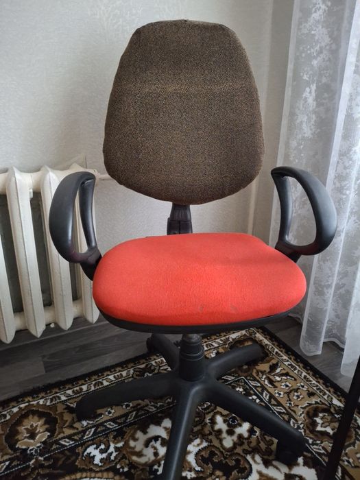 Компьютерний  стіл з стільцем