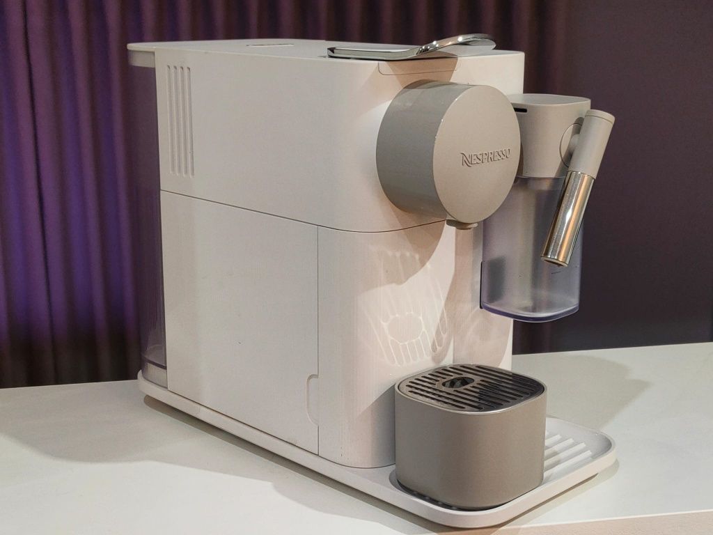 Máquina de café DELONGHI Nespresso Lattissima One + disp. cápsulas