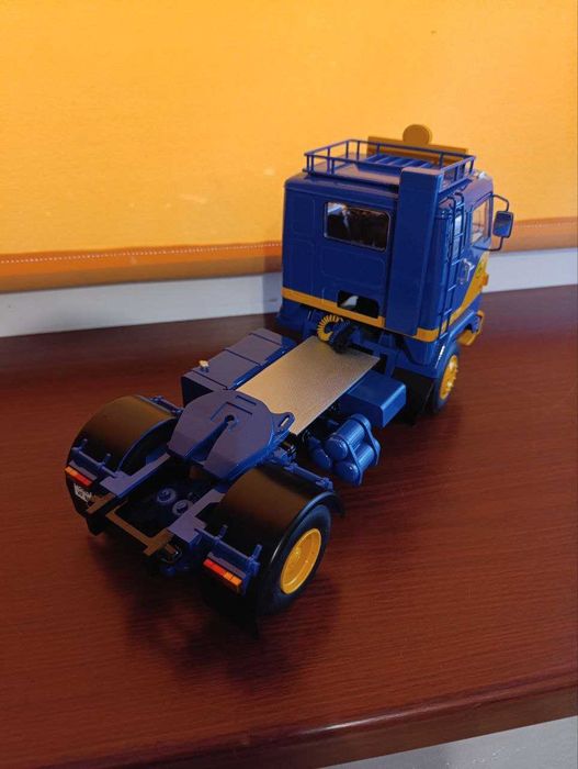 Модель автомобіля 1:18 RoadKings Volvo F88 Truck ASG 1965 Blu