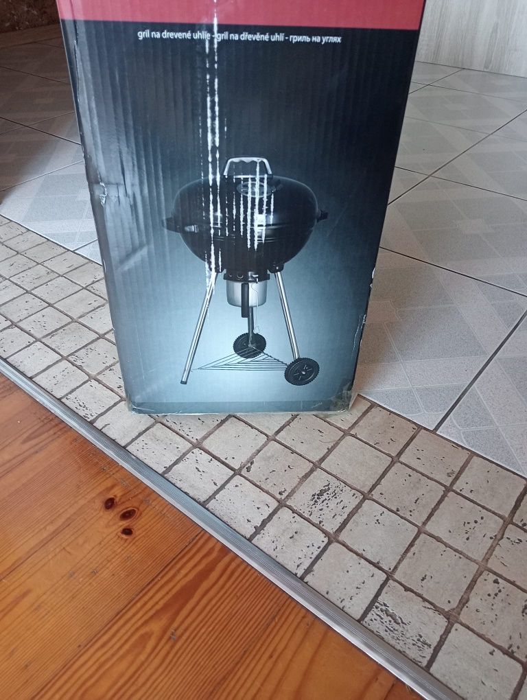Nowy grill węglowy