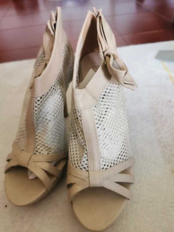 Sapatos novos em caixa original - tamanho 39