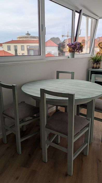 Conjunto mesa e cadeiras Saint-Claire (madeira pinho maciço)