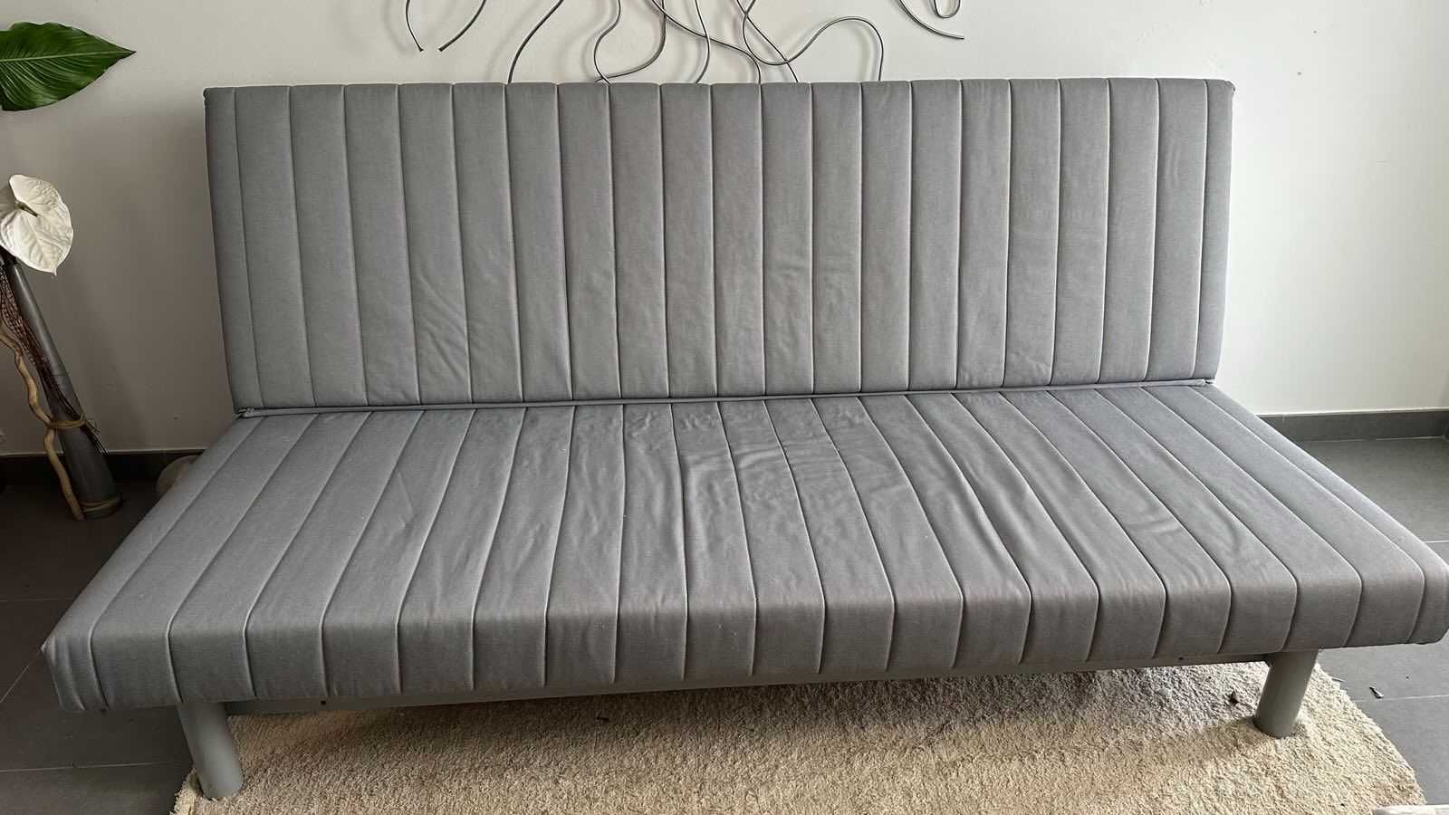 Sofá-cama duplo adquirido na IKEA.