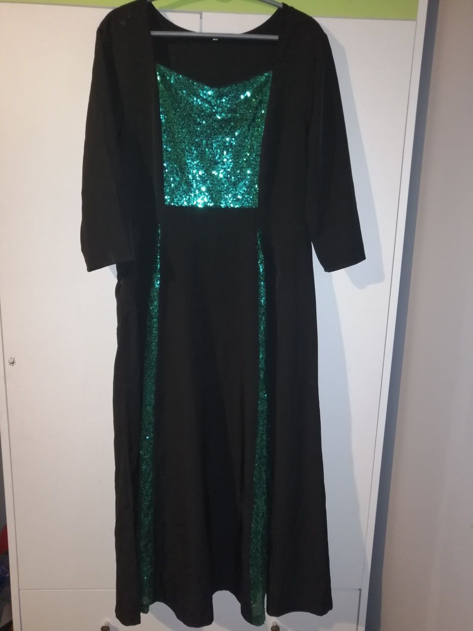 Sukienka wieczorowa, czarna z zielonymi cekinami, rozmiar L