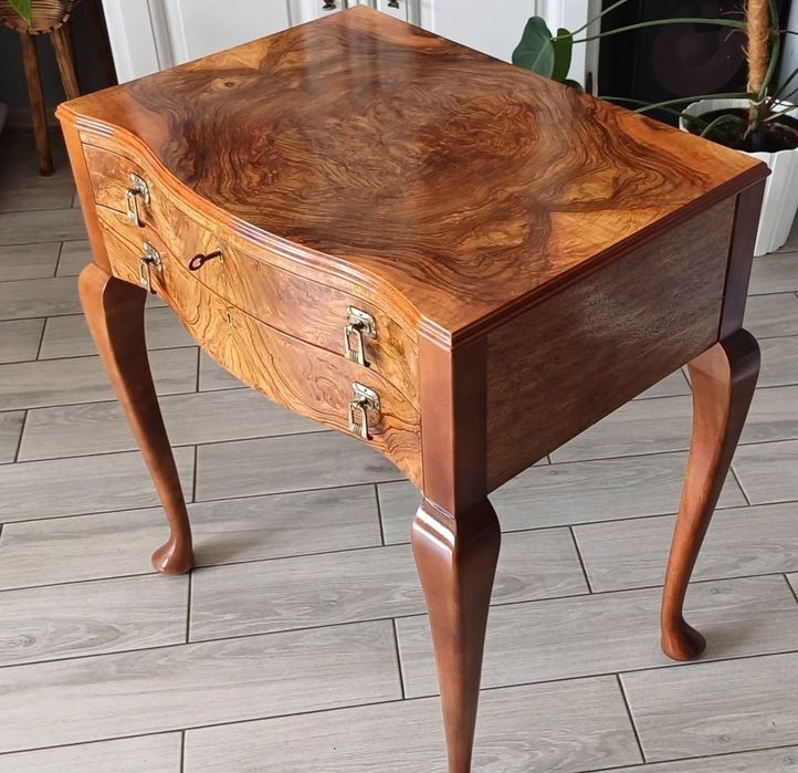 Stolik Ludwikowski orzechowy z dwiema szufladami