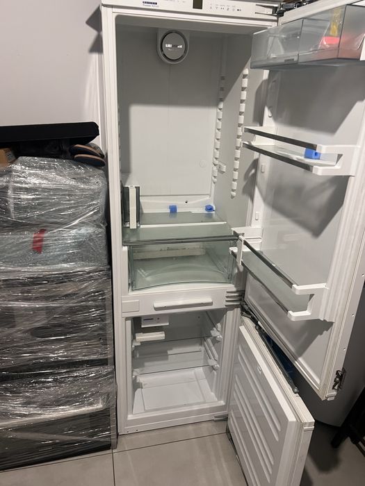 Lodówka do zabudowy z kostkarką marki Liebherr ICN 3366