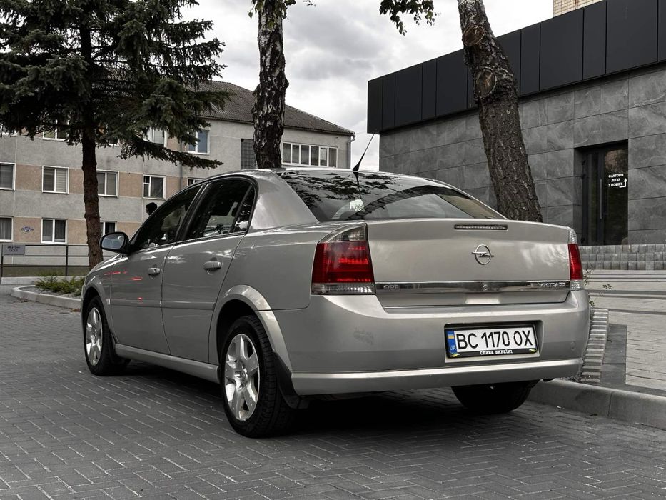 Продам ухоженую машинку два комплекта колес