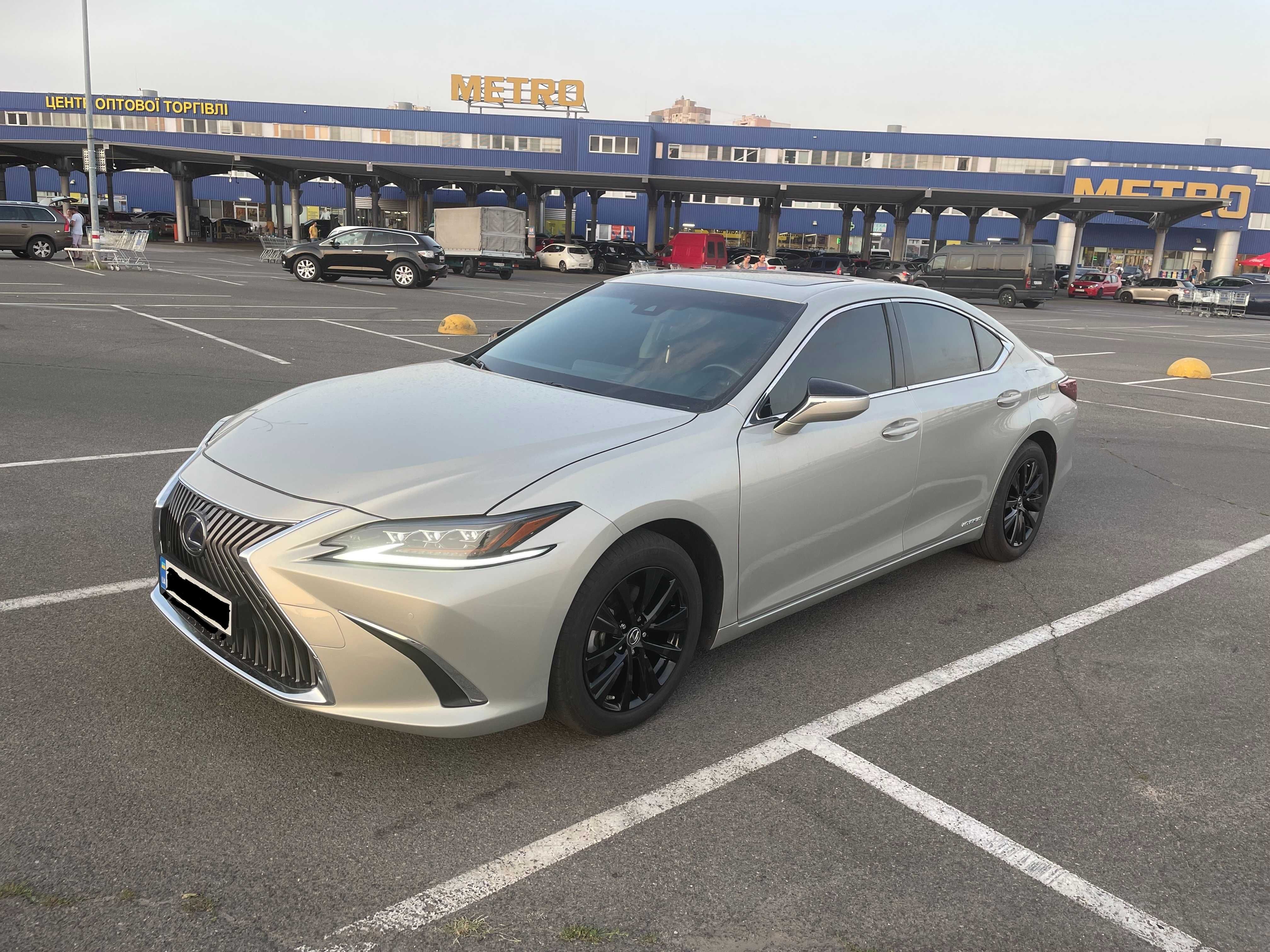 Продам шикарное авто Lexus ES 300h Hybrid Premium 2019