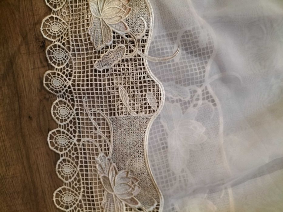 Firana z ozdobnym dolem