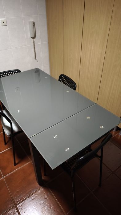 Mesa de vidro extensível + 4 cadeiras