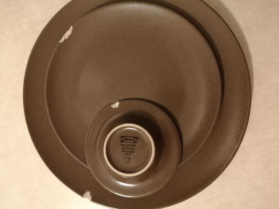 Trzy talerze brązowe Dinera, IKEA (uszkodzone)