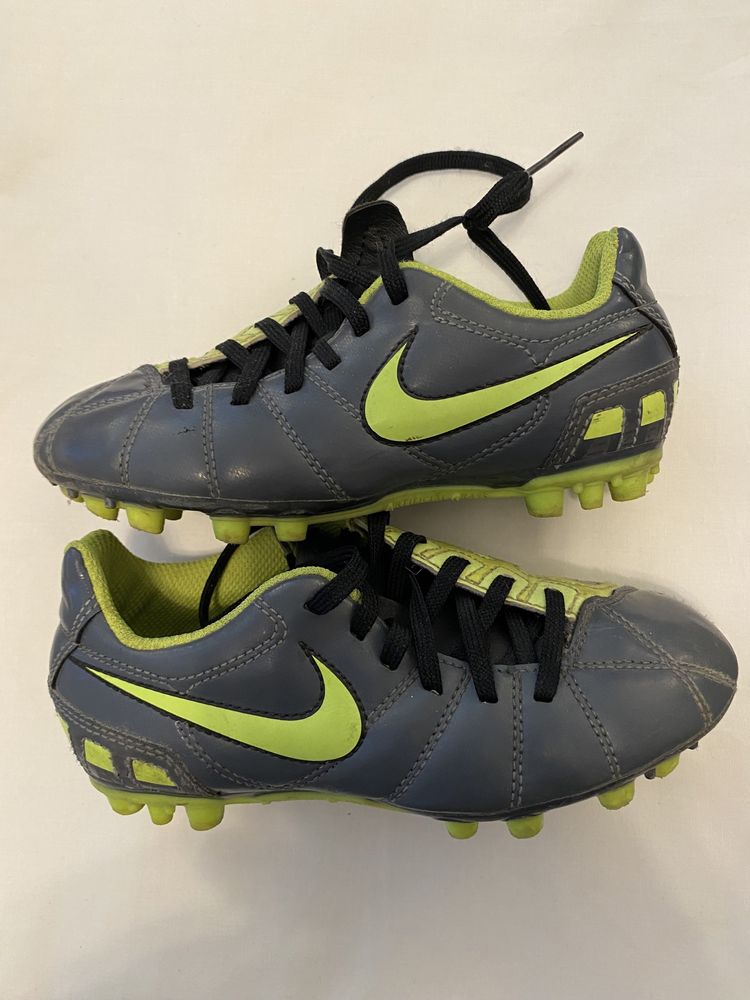 Nike футбольные бутсы 28 размера