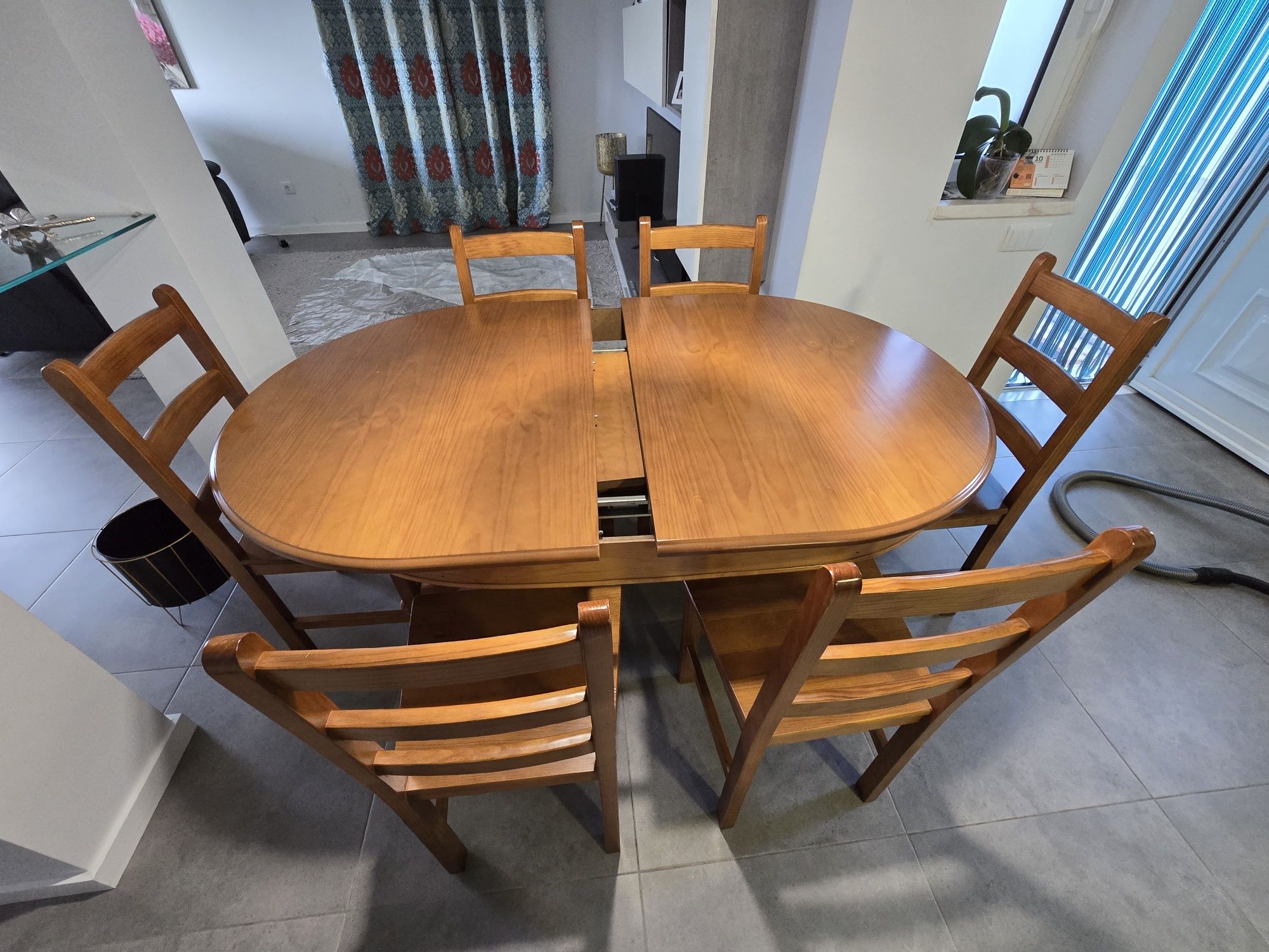 Vendo Mesa com 6 cadeiras