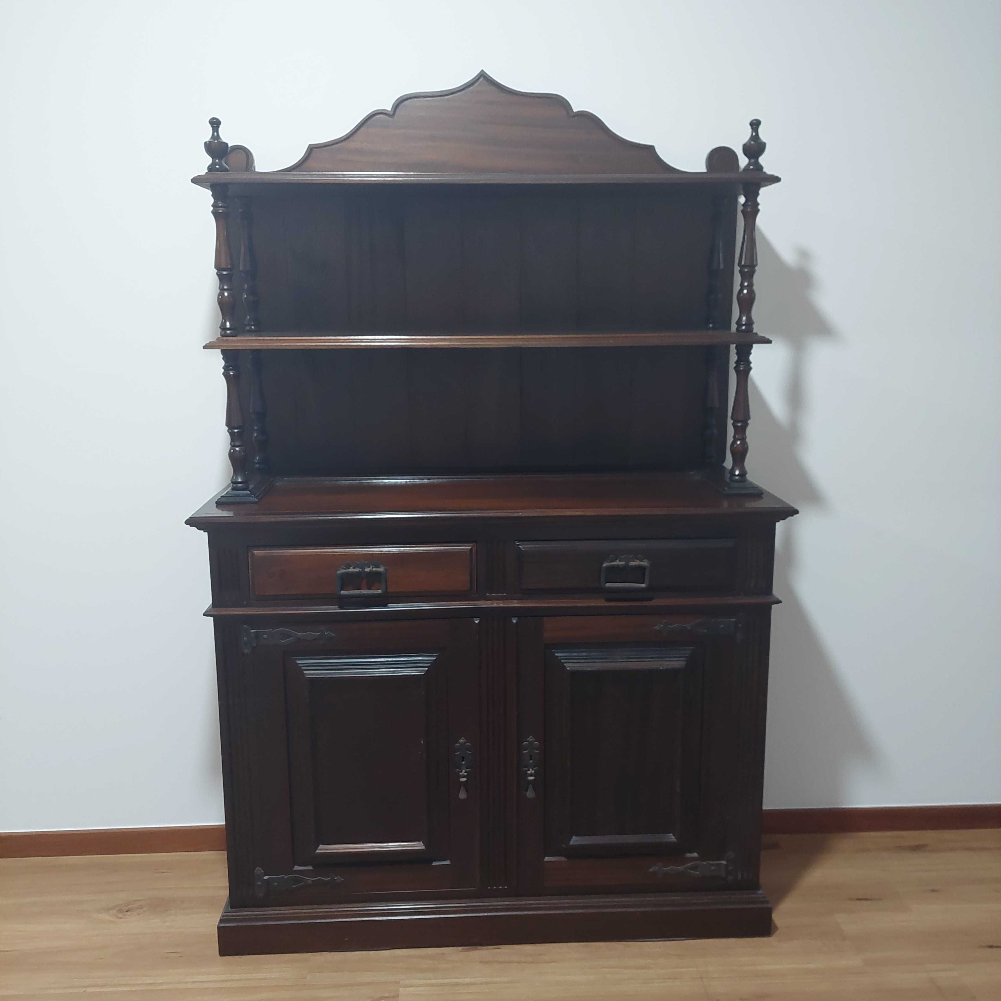 Conjunto de mobília em madeira maciça (carvalho)