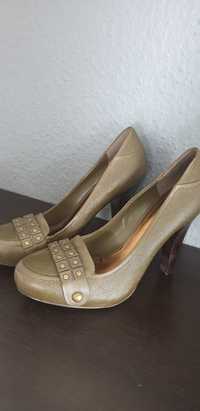 Mokasyny na obcasie oliwkowe  Nine West