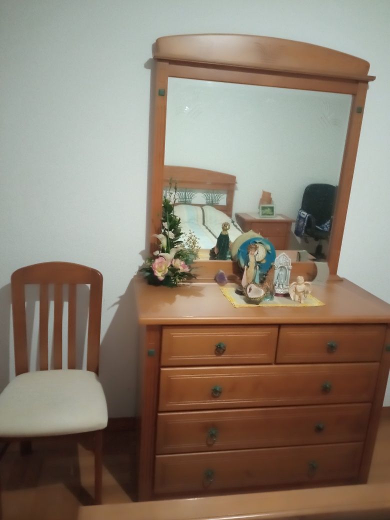 Mobilia de quarto em madeira maciça completa