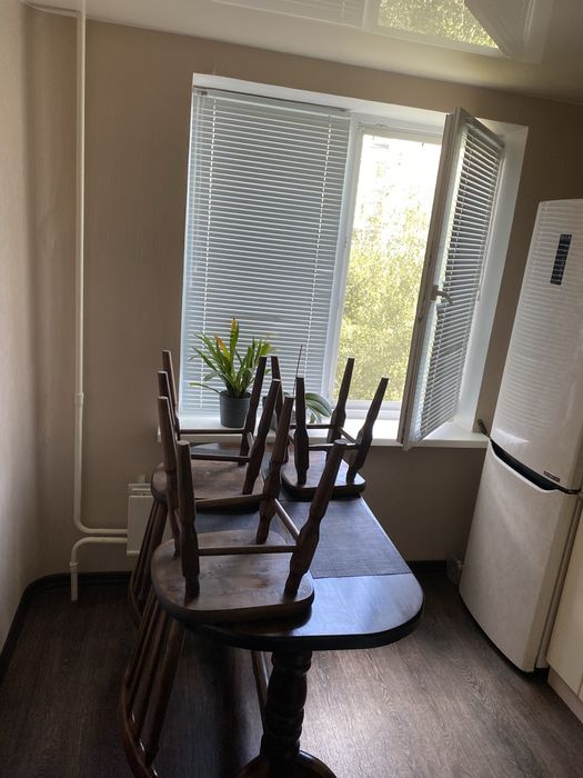 Стіл з натурального дерева