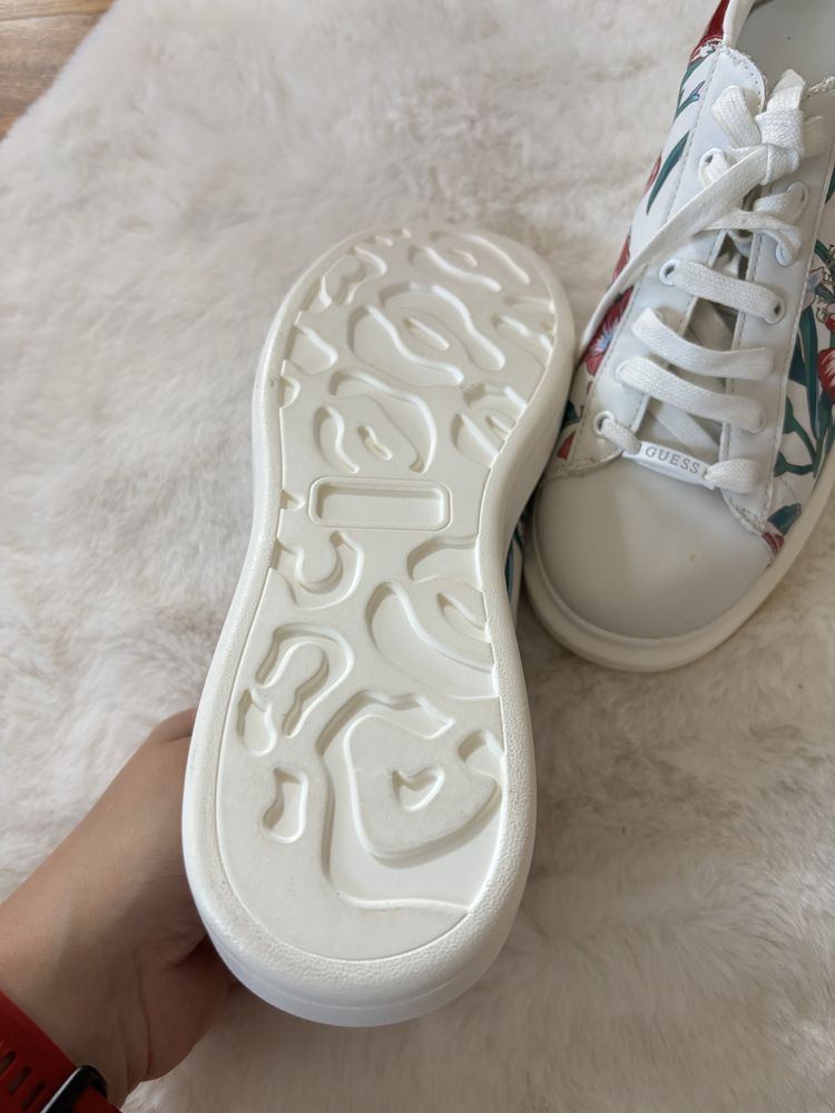 Buty sportowe Guess r. 40 25 cm biale wiazane w kwiaty biala podeszwa