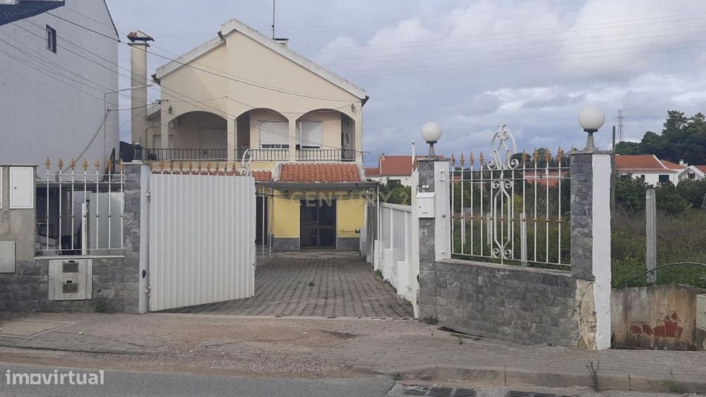 Arrendam-se quatro assoalhadas em Rés-do-chão de Moradia em Foros de A