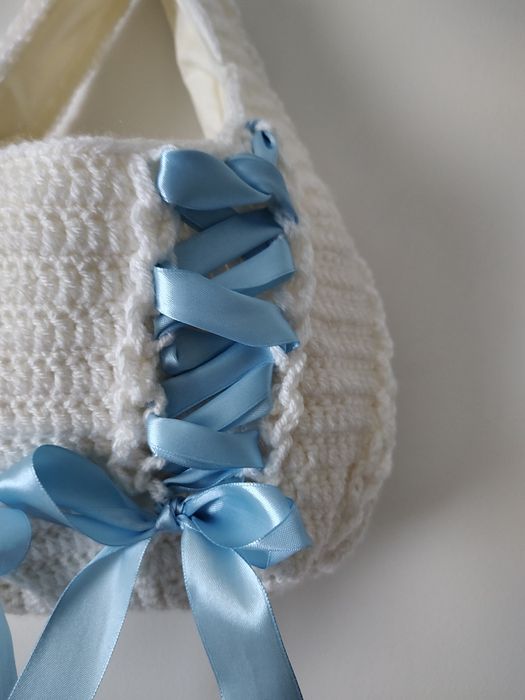 biała torebka z niebieskimi wstążkami